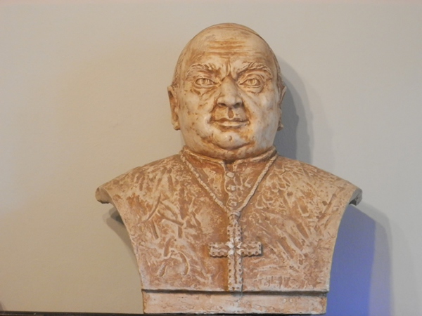 biblioteca_busto_2.jpg biblioteca_busto_2.jpg