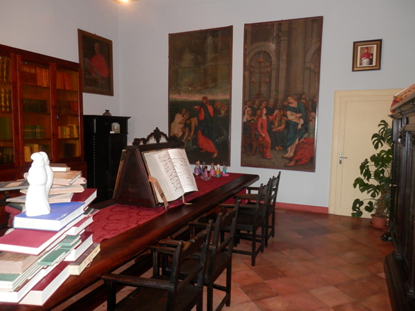 biblioteca_parete_con_i_due_quadri.jpg biblioteca_parete_con_i_due_quadri.jpg