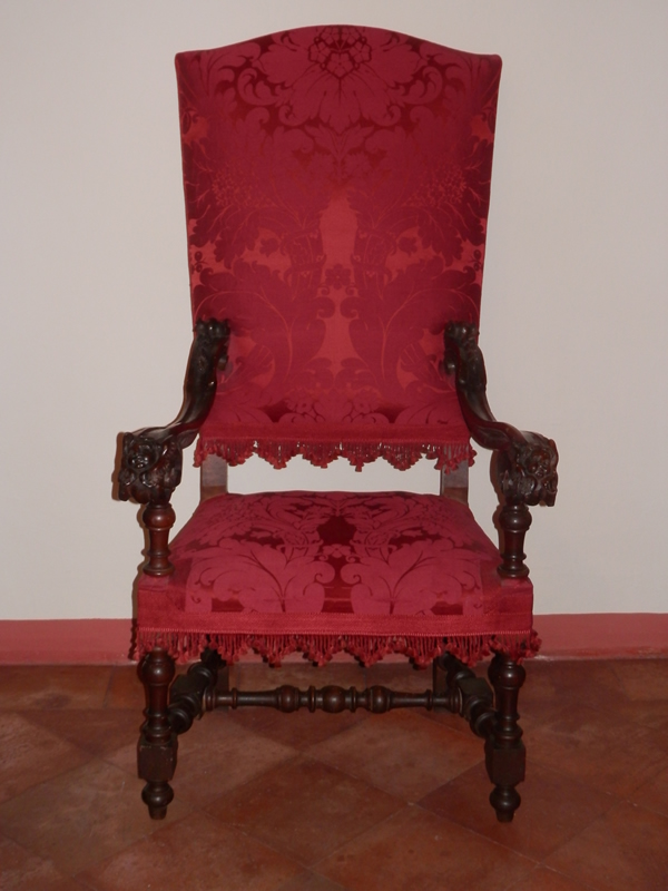 salone_sedia_vescovo.jpg salone_sedia_vescovo.jpg