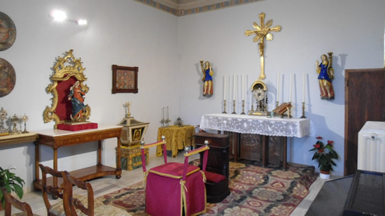 cappella_vista_di_fronte_porta.jpg cappella_vista_di_fronte_porta.jpg